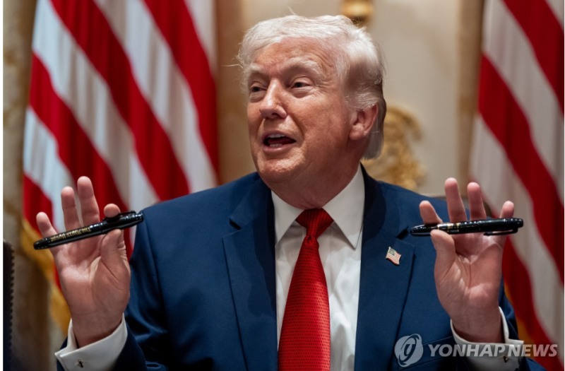 트럼프 대통령은 26일(현지시간) 이란 발전소에 대한 공격을 4월 6일까지 연장한다고 밝혔다. 사진=AFP, 연합뉴스