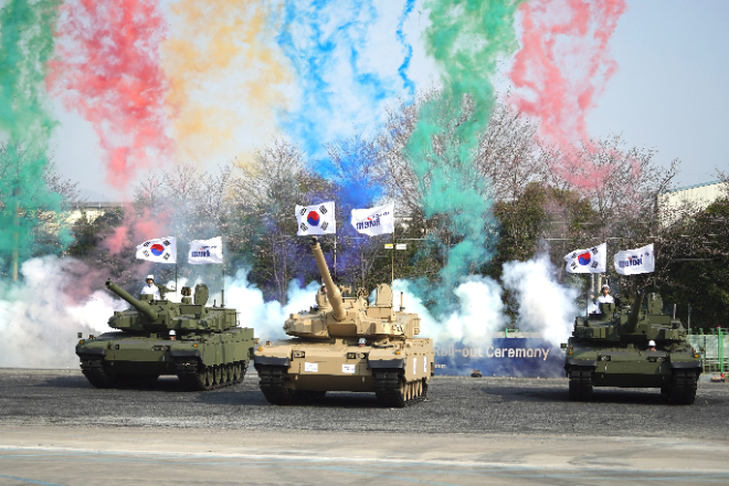 현대로템 중동형 K2 전차(가운데)와 폴란드 K2 전차. 사진= 현대로템