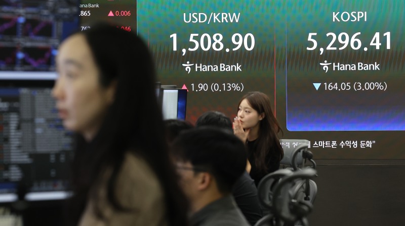 코스피가 3% 이상 내려 5300선 아래로 하락 출발한 27일 서울 중구 하나은행 딜링룸 현황판에 코스피와 원/달러 환율이 표시되고 있다./연합뉴스