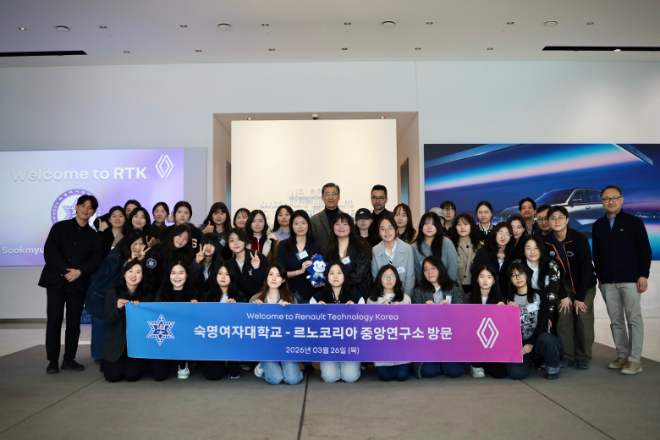 숙명여대 학생들 르노코리아 중앙연구소서 미래 모빌리티 현장 체험 단체 기념사진. (사진제공=숙명여대)