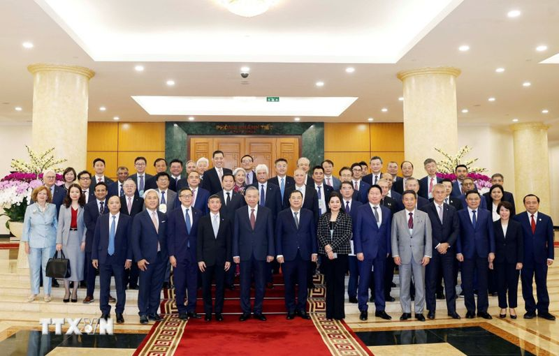 26일 또럼 베트남 공산당 서기장(앞줄 왼쪽에서 다섯 번째)이 최태원 SK그룹 회장(앞줄 오른쪽에서 여섯 번째)과 정기선 HD현대 회장(마지막줄 왼쪽에서 첫 번째)을 비롯한 아시아 비즈니스 위원회 대표단과 면담 후 기념사진을 촬영하고 있다. 사진=베트남 정부 관보