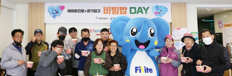 지난 24일 영등포 쪽방촌 ‘온기창고’ 3호점에서 열린 ‘비빔밥데이’ 행사에서 관계자와 주민들이 단체 기념촬영을 하고 있다.