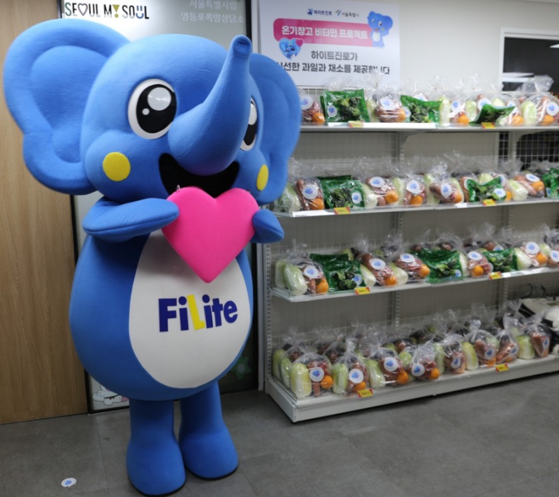 지난 24일 영등포 쪽방촌 ‘온기창고’ 3호점에서 ‘온기창고 비타민 프로젝트’ 전달식을 진행했다.