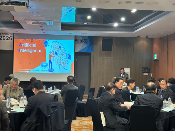 “2026년 상반기 기업 네트워크 라운지에서 김형주 회장이 AI 특강을 진행하는 모습