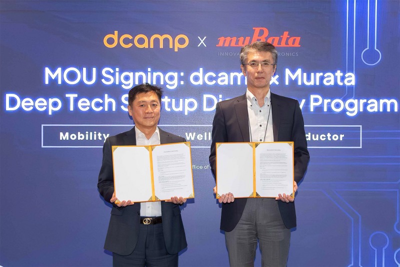 디캠프 박영훈 대표(왼쪽)와 한국무라타전자 미즈노 도시히로 대표이사가 국내 딥테크 스타트업 발굴 프로그램 추진을 위한 업무협약(MOU)을 체결하고 기념촬영을 하고 있다./ 디캠프