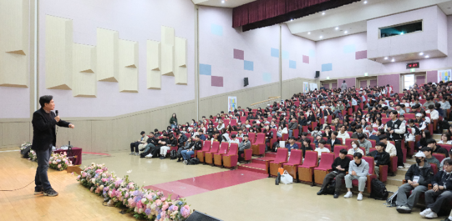 이재용 아나운서가 '간절함이 이끄는 삶'을 주제로 강연하고 있다. (사진제공=동국대)