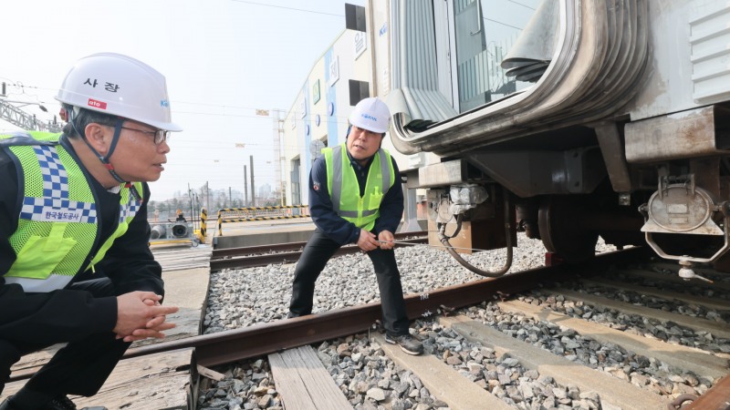 김태승 코레일 사장(사진 왼쪽)이 27일 경기도 시흥철도차량정비단에서 전동열차 연결기 부품을 점검하고 있다./코레일