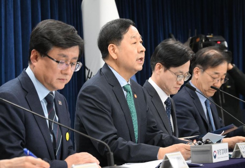 사진=구윤철 부총리 겸 재정경제부 장관이 26일 서울 종로구 정부서울청사에서 열린 비상경제점검회의 관련 관계부처 합동브리핑에서 발표하고 있다. 이날 브리핑에는 김진아 외교부 2차관, 김성환 기후에너지환경부 장관, 김정관 산업통상부 장관, 김윤덕 국토교통부 장관이 참석했다(출처: 재정경제부)