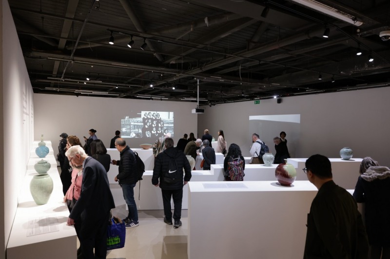 공간과 비움의 미학 런던에서 한국 도자의 본질을 빚다