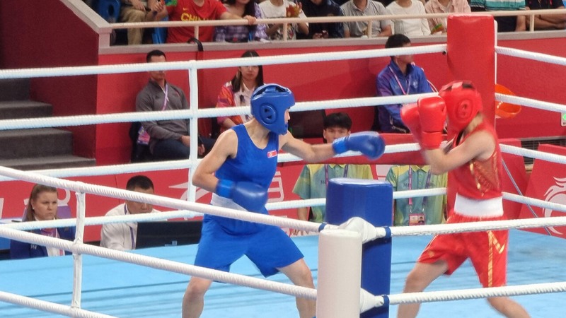 2022 항저우 아시안게임 여자 복싱 54kg급서 금메달을 획득한 북한 방철미(왼쪽)의 경기 모습