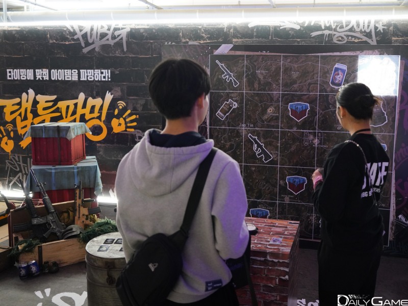 아이템을 파밍하는 미션이 걸린 체험 부스.