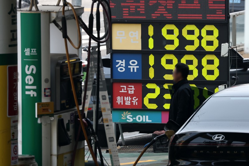2차 석유 최고가격제를 실시한 27일 서울의 한 주유소. 사진=연합뉴스