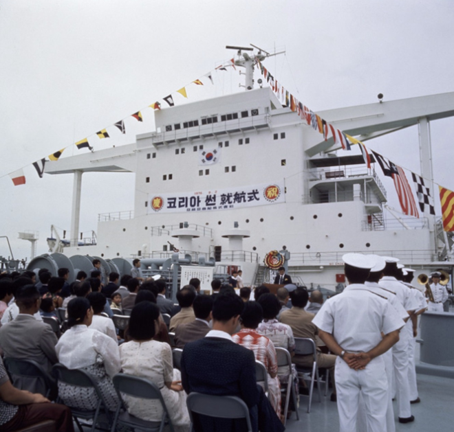 아세아상선이 1976년 9월 2일 개최한 20만DWT(재화중량톤수)급 VLCC(초대형 원유 운반선) ‘코리아 썬(Korea Sun)’이 취항식 장면. 이 선박은 현대조선이 그리스 리바노스로부터 최초로 수주한 2척의 VLCC 중 2번함인 ‘애틀랜틱 배러니스(Atlantic Barones)’호로 명명했으나 리바노스가 인수를 거부해 법정 갈등 끝에 현대그룹이 소유권을 넘겨받아 이름을 바꾸고 취항했다. 사진= HMM 50년사
