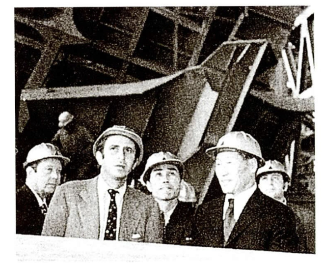 정주영 현대그룹 회장(당시, 오른쪽)이 현대울산조선소를 방문한 그리스 선주 리바노스(왼쪽)에게 리바노스가 발주한 VLCC(초대형 원유 운반선)의 건조 현황을 설명하고 있다. 사진= 현대상선 30년사