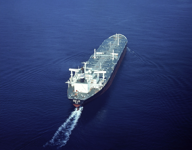 걸프오일의 협상 대상 선박이었던 아시아상선의 25만8300DWT(재화중량톤수)급 VLCC(초대형 원유 운반선) ‘코리아 스타(Korea Star)’호가 항해하고 있다. 이 선박은 홍콩 선주 C.Y. 퉁이 발주한 2척의 동급 VLCC 중 첫 번째 선박으로, C.Y. 퉁이 오일쇼크로 인해 일방적으로 계약을 해지한 뒤 계약금을 포기하고 철수하자 정주영 명예회장이 진수를 계속해 아세아상선 선대로 출범시켰다. 사진= HMM 50년사