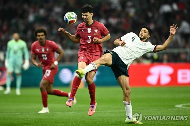 멕시코의 라울 히메네스(오른쪽)와 포르투갈의 토마스 아라우주 / 사진=연합뉴스