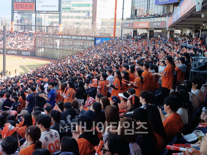 만원 관중 들어찬 한화생명볼파크