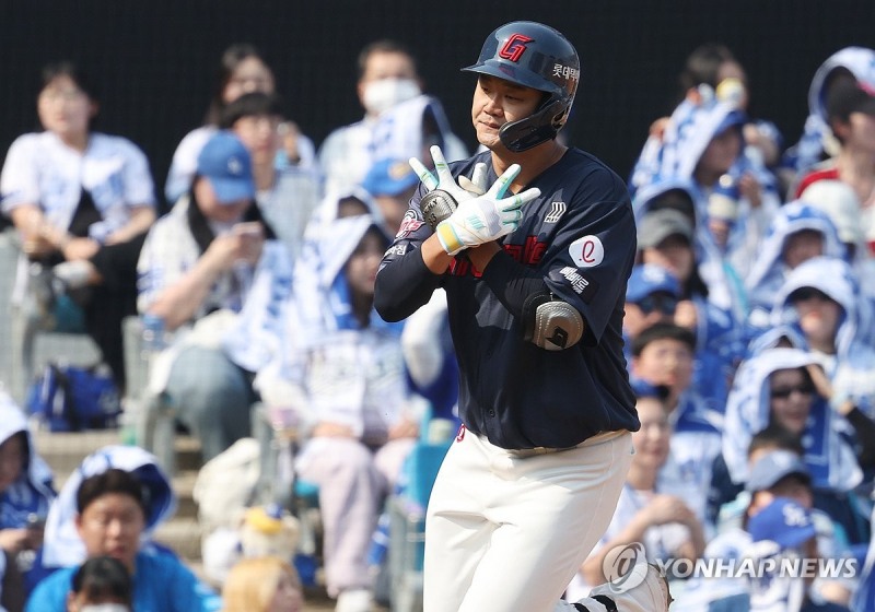 2개의 홈런을 친 손호영