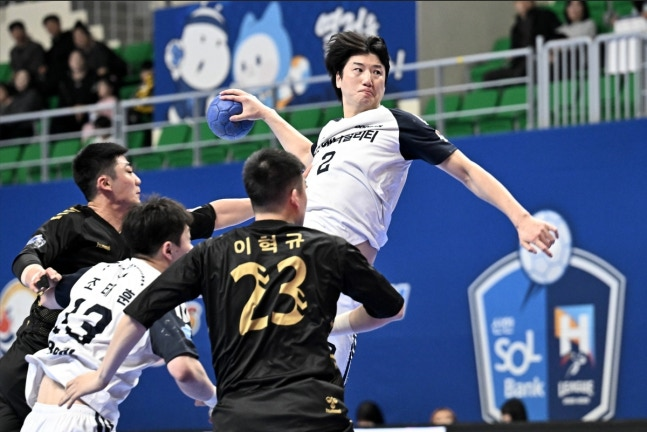 29일 상무전에서 슛을 던지는 두산 정의경 / 사진=한국핸드볼연맹 제공.