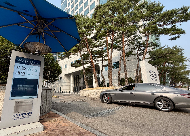 현대자동차그룹이 차량 5부제를 전 그룹사로 확대 시행하는 등 국가적인 에너지 위기 극복을 위해 전 그룹사 차원의 에너지 절약에 적극 나선다. 사진은 차량 5부제를 시행하는 현대차·기아 양재 사옥 정문 모습.