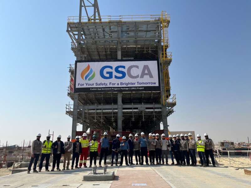 GS건설이 2024년 수주해 수행 중인 사우디아라비아 파딜리 가스 증설 공사 현장에서 직원들이 기념사진을 촬영하고 있다 (GS건설 제공)