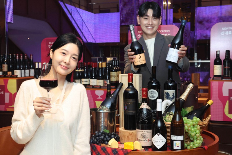 신세계백화점 강남점 하우스오브신세계 와인셀라에서 와인을 소개하는 모델들
