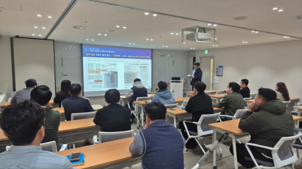 삼표그룹은 지난 27일 광화문 이마빌딩 6층 비즈니스센터에서 임직원을 대상으로 한 ‘건설재료 품질확보를 위한 건설 트렌드’라는 주제로 특별 강연을 진행했다. (사진 제공=삼표그룹)