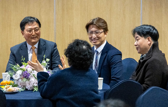 지난 28일 오전 박상신 DL이앤씨 대표이사 부회장(왼쪽 첫 번째)이 경기 성남 소재 상대원2구역 사업설명회장을 찾아 조합원에게 사업 조건을 직접 설명하고 있다.