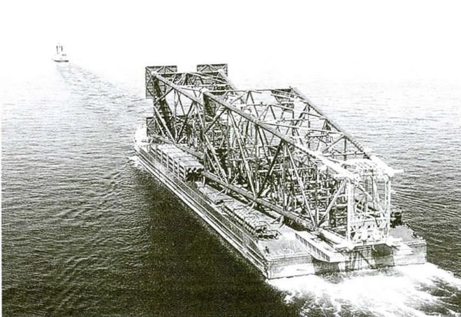 아세아상선 예인선이 자켓을 실은 바지선을 와이어로프로 연결해 중동으로 항해하고 있다. 사진= 현대상선 30년사