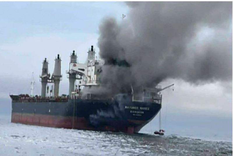 이란의 미사일 공격으로 벌크선이 불타는 모습. 사진=태국 해군, 블룸버그통신