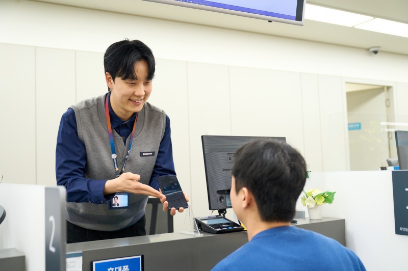 삼성전자서비스 임직원이 서비스를 제공하는 모습./삼성전자서비스