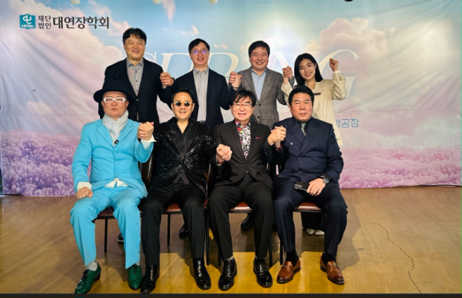 사진=재단법인 대연장학회가 지난 28일, 경기도 양평군 양수리빵공장에서 주최한 ‘봄맞이 음악회’의 임직원과 관계자들. 아래 죄측부터 방송인 김종석,오페라 가수 석상근, 가수 김상배, 이정규 이사장. (제공= 대연장학회)