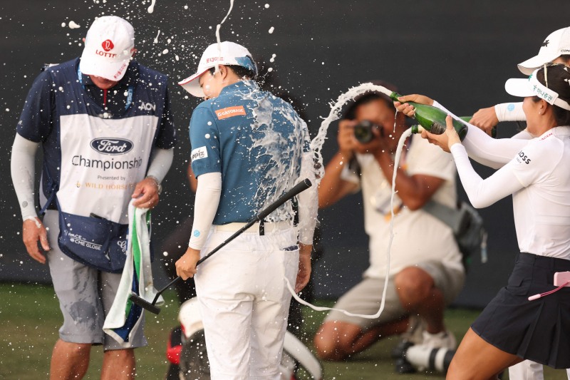 우승 확정 후 김효주가 동료들에게 삼페인 세례를 받고 있다. /연합뉴스