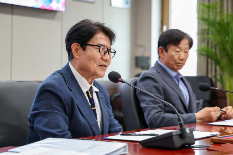 우희종 회장이 직무청렴계약 체결식에서 윤리경영을 강조하며 발언하고 있다