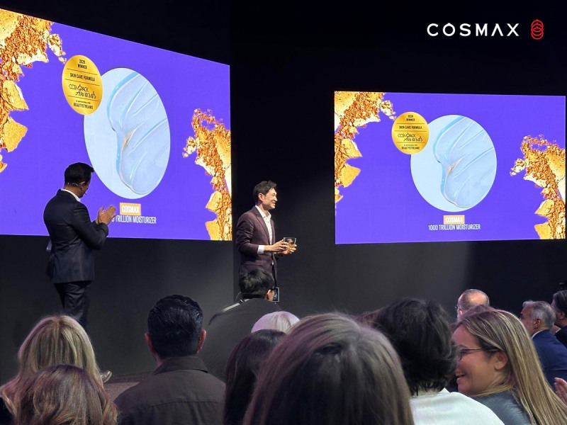 이병주 코스맥스비티아이 부회장(대표이사) 2026 코스모팩 어워즈 수상 모습