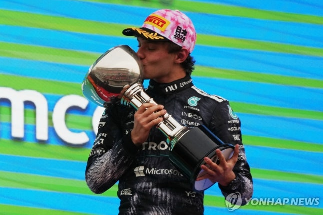 우승 트로피에 입을 맞추는 키미 안토넬리 / 사진=연합뉴스