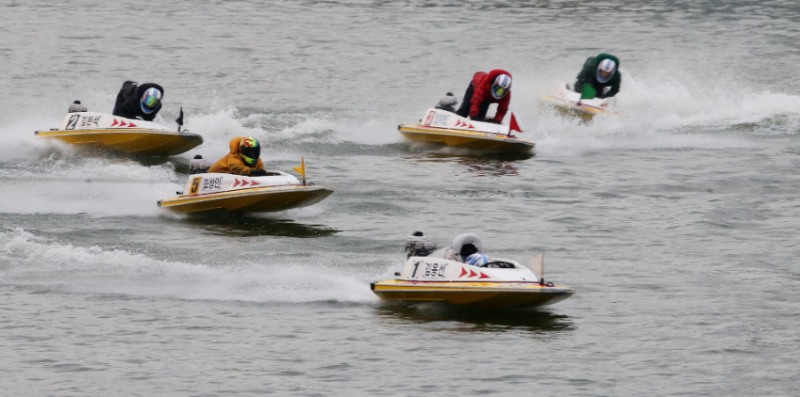 미사경정장에서 경주에 출전한 김응선이 선두로 질주하고 있다