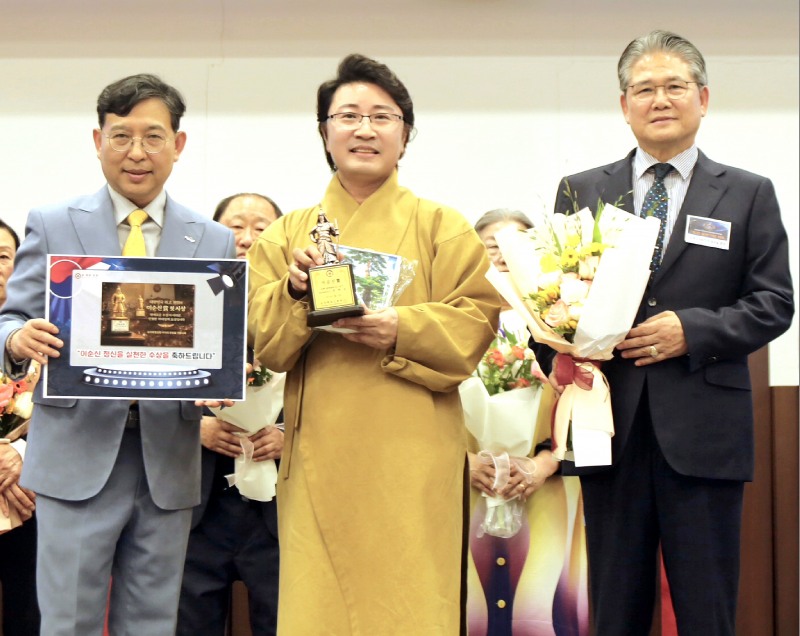 한한국 작가(가운데). /사단법인 도전한국인본부