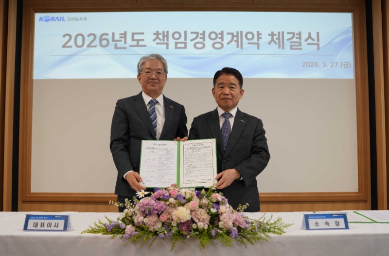 ▲ 코레일유통, ‘2026년 책임경영계약’을 체결하고 기념사진을 촬영하고 있다. (좌: 박정현 코레일유통 대표, 우: 안상덕 코레일유통 유통사업본부장)