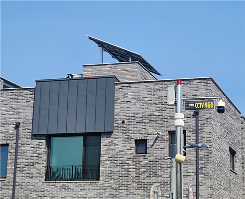 민간주택 신재생에너지(태양광 발전설비 모듈) 설치 모습 제공=인천경제청