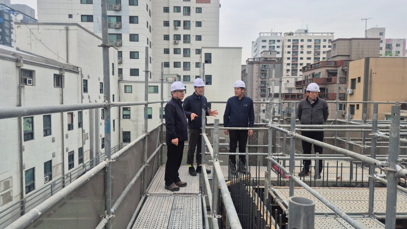 한국산업안전보건공단 김현중 이사장(맨 왼쪽)이 30일 인천 미추홀구 소재 한 건설현장을 방문해 고위험 작업 구간을 중심으로 사망사고 예방을 위한 현장경영을 실시하고 있다./한국산업안전보건공단 인천광역본부