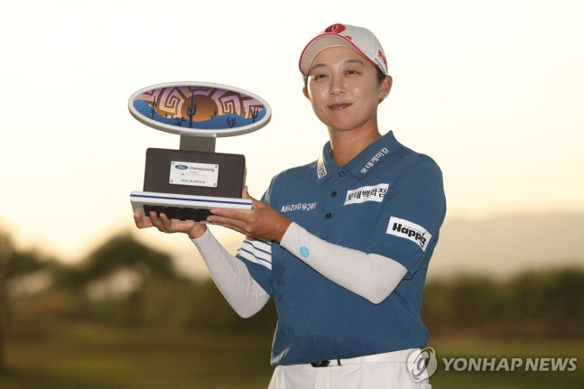 우승 트로피 든 김효주 / 사진=연합뉴스