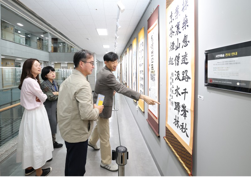 아산시의회는 30일 한국예총아산지회 등과 협약을 체결하고, 청사 4층 복도 유휴공간에 마련된 지역 예술 작가 전시 공간으로 조성했다.