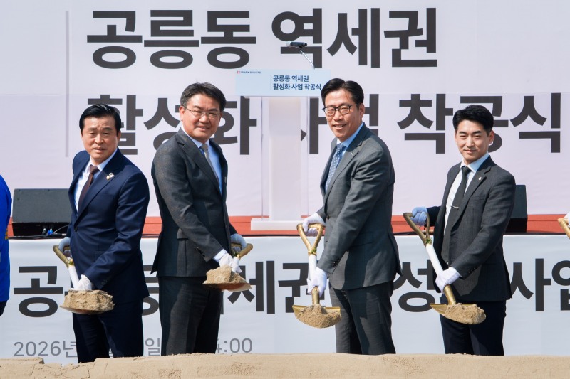 IPARK현대산업개발은 지난 28일 서울 노원구청과 함께 공릉동 375-4번지 일대 공릉동 역세권 활성화 사업 착공식을 개최했다 (사진 왼쪽 오승록 노원구청장, 오른쪽 박희윤 IPARK현대산업개발 개발본부장)