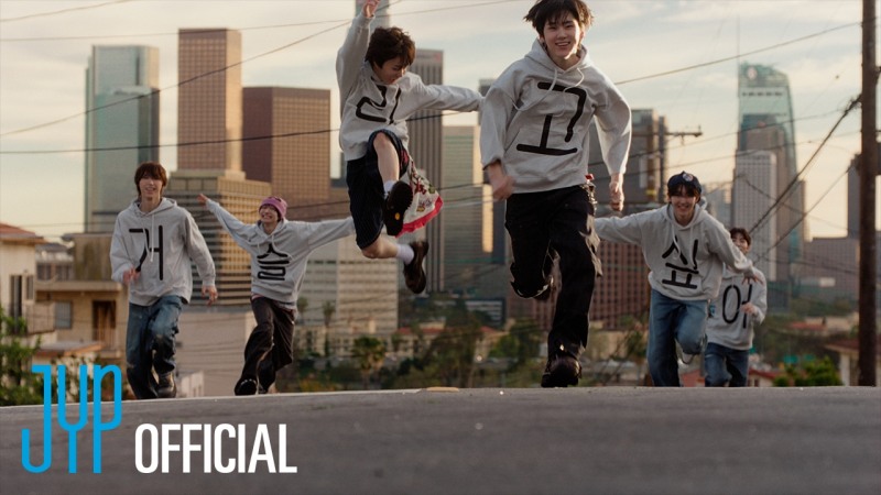 킥플립, 튀어 오르는 유쾌 발랄 에너지…신곡 ‘눈에 거슬리고 싶어’ 뮤직비디오 티저 공개