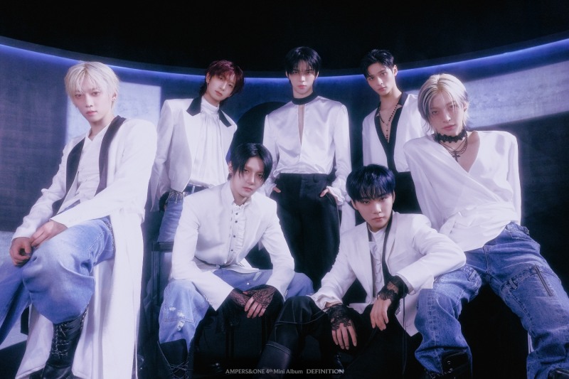 앰퍼샌드원, 미니 4집 ‘DEFINITION’ 두 번째 단체 콘셉트 포토 공개…팀 존재감 선명히 각인