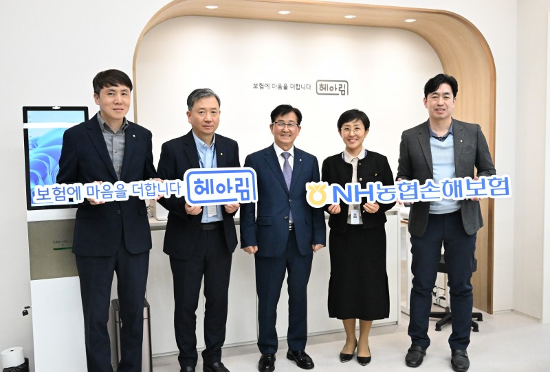 NH농협손해보험은 금융소비자의 권익 보호와 서비스 접근성을 개선하기 위해 서울 서대문구 본사에 오프라인 대면 창구인 ‘헤아림 고객프라자’를 다음달 1일부터 운영한다고 31일 밝혔다. 송춘수(사진 가운데) 대표이사가 직원들과 기념촬영을 하고 있다./NH농협손해보험