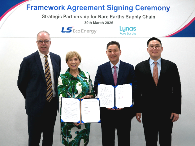 LS에코에너지와 라이너스 주요 관계자들이 희토류 공급망 구축 관련 협약식에서 기념 촬영을 하고 있다. 사진= LS에코에너지