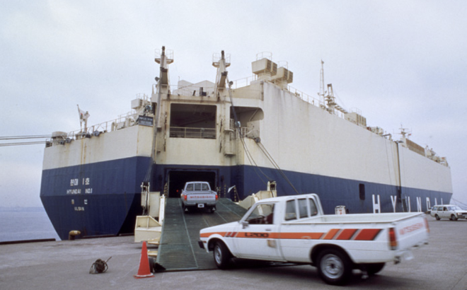 1980년 아세아상선이 인도받은 국내 최초 자동차 전용 운반선 ‘현대1호’가 포니 승용차를 선적하고 있다. 사진= HMM 50년사