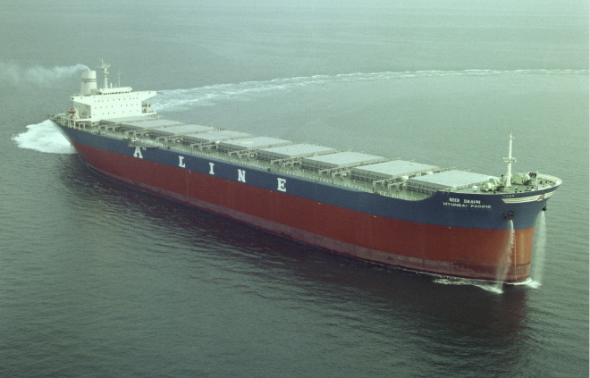 아세아상선이 1977년 현대 울산조선소에 발주해 1981년 6월 8일 건조해 취역한 당시 국내 최대급인 12만8000DWT급 광탄 전용선 ‘현대 퍼시픽(Hyundai Pacific)호’가 항해하고 있다. 사진= HMM 50년사